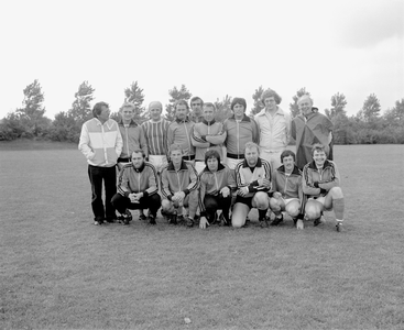 880875 Groepsportret (elftalfoto) van een voetbalelftal van de R.E.M.U., bij een onderling toernooi op het sportpark ...